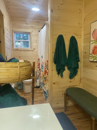 1 Bdr Cabin unit Respite on Apple River. Kayaks, SUPs, and more! Pet friendly!