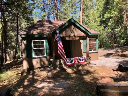 Twain Harte CA Cute Cozy Cabin Sleeps 4, 1 Bedroom, Hot Tub. Отели в г. Твейн Харт