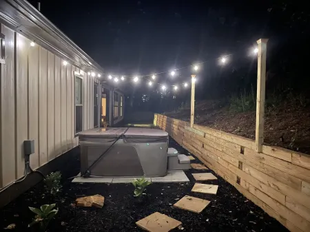 Stunning Woodsy Retreat w/ Hot Tub + Firepit Near Vineyards/Orchards/Downtown