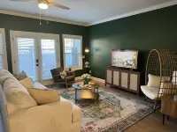 Luxury Townhome w/pool and shuffleboard. 30 min to Nashville!