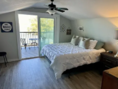 Lakefront retreat with private Boat Ramp, Dock, Hot Tub, and Stunning Sunsets ☀️