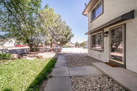 ⤃ Colorado Hideaway! 2 BR, 1.5 Bath w/AC Sleeps 6!