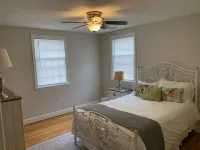 Newly renovated...3 Bed/2 Bath close to Boston, Gillette Stadium & trains. Hotels in Canton