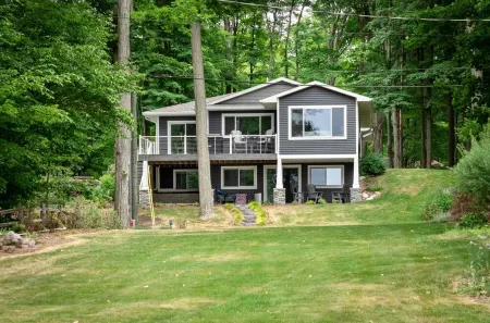 Serene Lakehouse - Private Beach, Kayaks, Pickleball, various games, and near TC