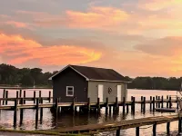 Serene spot, West River dock, sunsets, the Bay, only 40 min from Alexandria, DC.