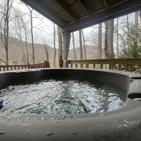 Romantic Creekside Cabin w/hot tub Near Smoky Mountains National Park