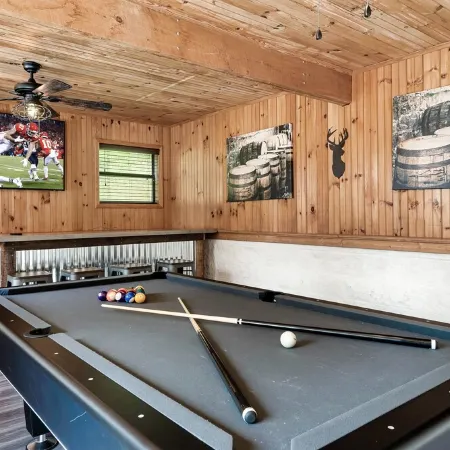 Secluded fully renovated large cabin, with gorgeous mountain views, 5BD, 4BA