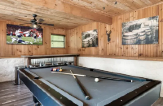 Secluded fully renovated large cabin, with gorgeous mountain views, 5BD, 4BA