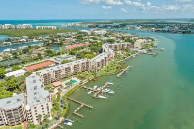 Marco Island Views - 4th floor - Sunrises overlooking Marco River/Jolley Bridge Frank E. Mackle Jr. Community Park附近的飯店