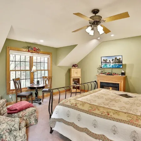 Woodland Trails Lodge on 130 acres with ponds and miles of private trails Отели в г. Пайн