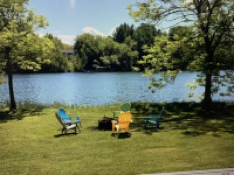 Lakefront cottage w/ convenient access to restaurants, atv and snowmobile trails フィリップスのホテル