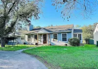 Spacious 2 Master Suites On Live Oak Street