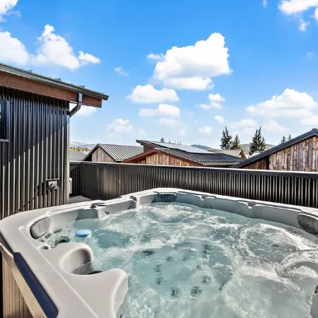 Blue River Views - Mountain/Modern with Private Hot Tub