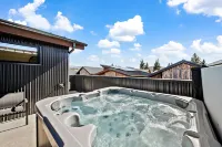 Blue River Views - Mountain/Modern with Private Hot Tub