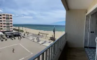 Apartment with sea view, at the foot of the beach, ideal for a family with 2 children Hotels in Saint-Cyprien