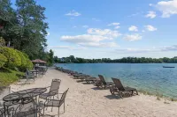 Waterfront Condo, Private Beach, Outdoor/Indoor Pools, & Walkable to Downtown
