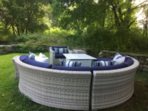 Perfect for a Weekend Getaway 5 Miles to Downtown Newport.