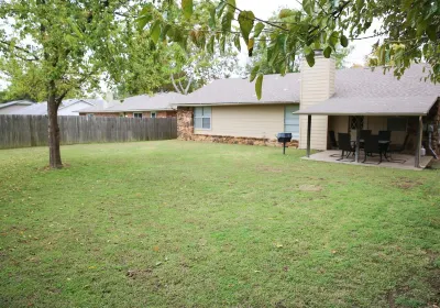 Broken Arrow Home -Cozy Design, Family Friendly Hotels near Broken Arrow Performing Arts Center