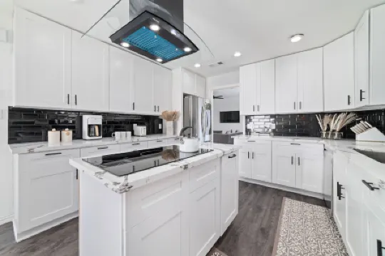 Houston Little Saigon, 4 Bedrooms with Pool, Heart of Houston Asian Town Отели рядом с достопримечательностью «Маркет сквер эт Элдридж»