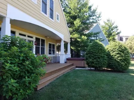 Gorgeous Harbor Country Cottage; PRIVATE HOT TUB; close to downtown/beach