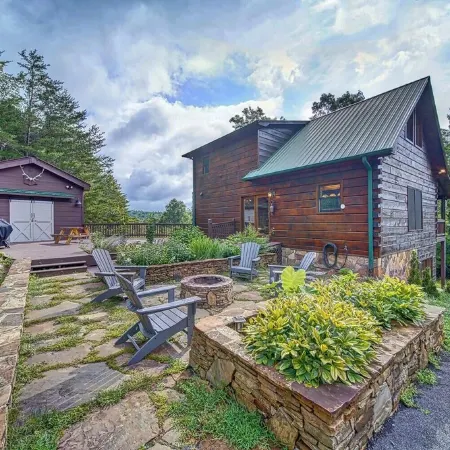 Cabin with 3 Bedrooms, Game Room, Sunrise & Mountain Views!