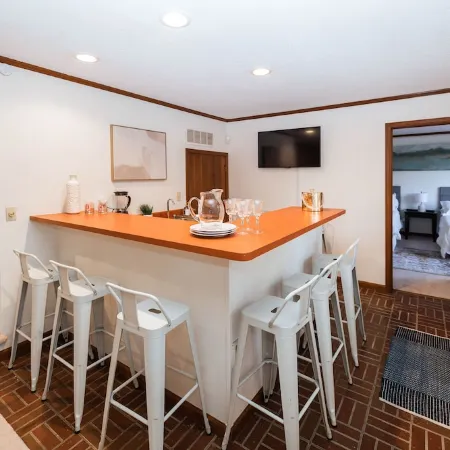 Grovesnor Place • 3128 Sqft • Screened Porch•by IU