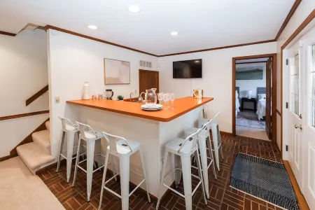 Grovesnor Place • 3128 Sqft • Screened Porch•by IU