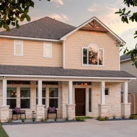 A&M Luxury Game Day House - 1 Mile to Kyle Field, Hot Tub, Fire Pit, Golf