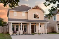 A&M LUXURY GAME DAY HOUSE - 1 mi to Kyle Field, Hot Tub, Fire Pit, Golf