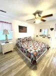 Cozy beach breeze 1 home with inviting pool & charming private deck/pets welcome T.I.G.E.R.S. 프레절베이션 스테이션 주변 호텔