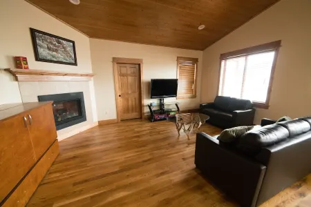 Luxurious cabin on the Yellowstone River with Pond, Five Miles from Chico