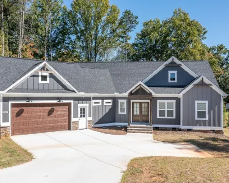 New waterfront house on Lake Norman/private dock 폴스타운 호텔