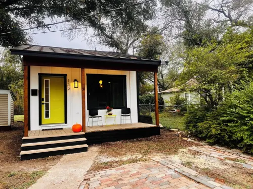 THE GREENROOM, FUNKY music themed tiny home, walking distance to downtown! Hotels in Bosque County