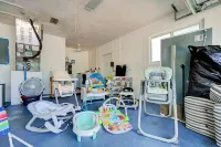 Screened-In Heated Pool and 5 min from the beach. Child friendly.