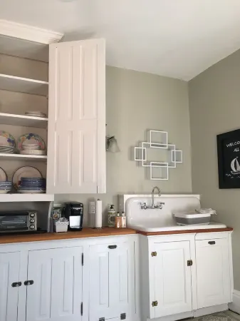 Downtown furnished apartment - walking distance to restaurants Отели рядом с достопримечательностью «Уильям Пака Хаус & Гарден»