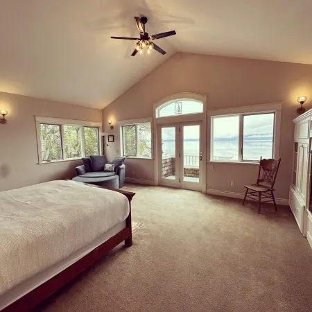 Gorgeous Cozy Spacious Bayfront home with Stunning Views and Beach Access