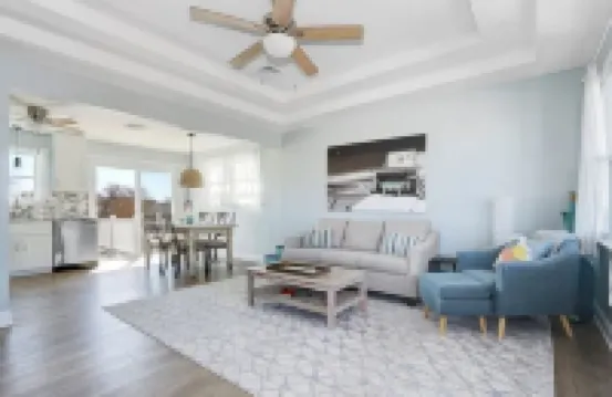 Pristine, airy beach home: sunsets, surf, golf, AC