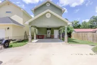 LAKE LIFE right on Lake Hamilton. 5 miles from Oaklawn Racing and Casino