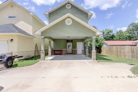 LAKE LIFE right on Lake Hamilton. 5 miles from Oaklawn Racing and Casino