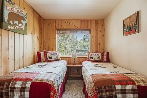 Hot Tub • Fire Pit • 3 Decks • Amazing Views • Underneath the Stars Big Bear