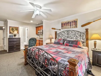 Sleeping Bear Condo - Downtown Helen, GA Hotels in 