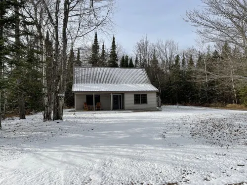 Cozy cottage near snowmobile trail & sandy beach!