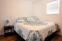 Beach Condo & Pool Relaxing Getaway! Short Stride to Beach, Pet Friendly. Unit 5