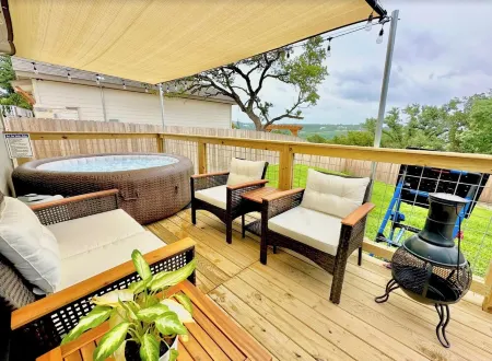 "Keep it Zen" is the vibe !Sleeps 8/10 - Hot Tub. Отели в г. Каньон Лейк