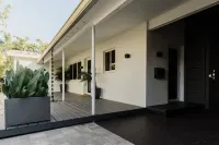 Modern  Relaxing Zen ~ 5 ★  New pool, HotTub, Magic Garden!