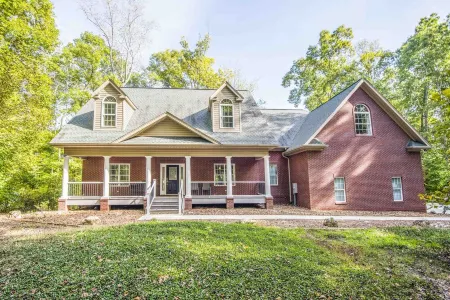 "A Place To Land" on WATTS BAR LAKE with a PRIVATE BOAT DOCK!