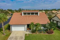 Resort Home w/Lanai - 1 mile from Shark Tooth Beach!