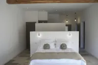 MAS PROVENÇAL DE PRESTIGE WITH SWIMMING POOL, NEAR GORDES AND ROUSSILLON Hotels in Roussillon