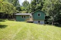 Cozy 3-Bedroom Cottage, Near the Lake