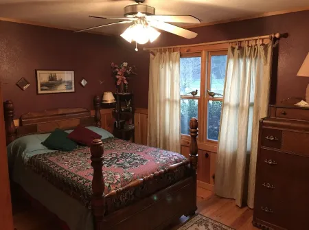 Pet friendly 2br/2ba cabin with hot tub on Rushing Trout Stream!